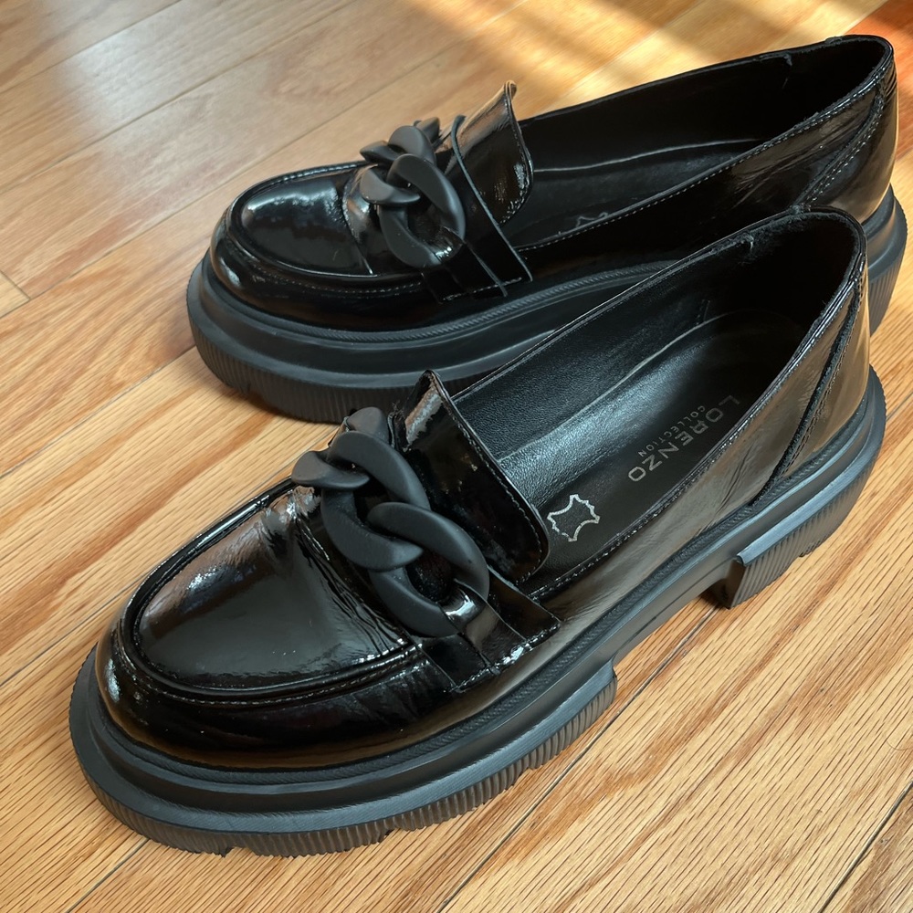 LNWT Womens Loafer with black plastic accessory